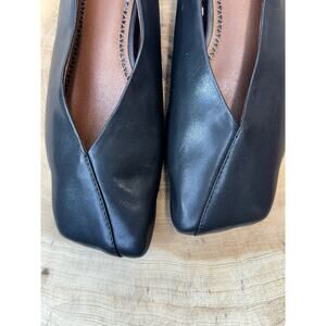 Black Leather Flat Slippers with Tulip-Shaped Upper (Fits Like 6)